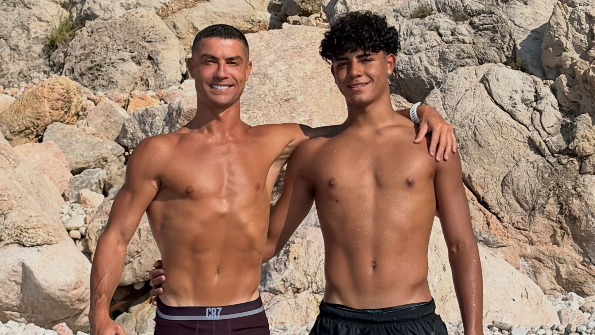Cristiano Ronaldo y su hijo mayor comparan sus músculos en Mallorca y la respuesta del futbolista se hace viral