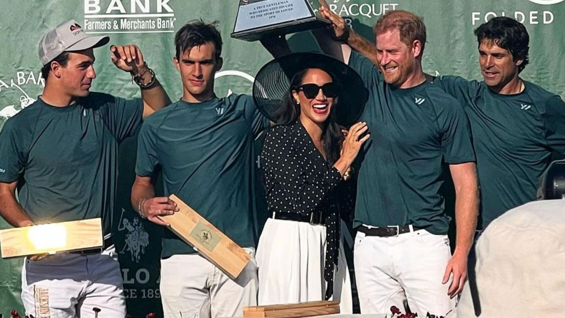 Meghan Markle, más Diana que nunca con lunares y un beso de película a Harry