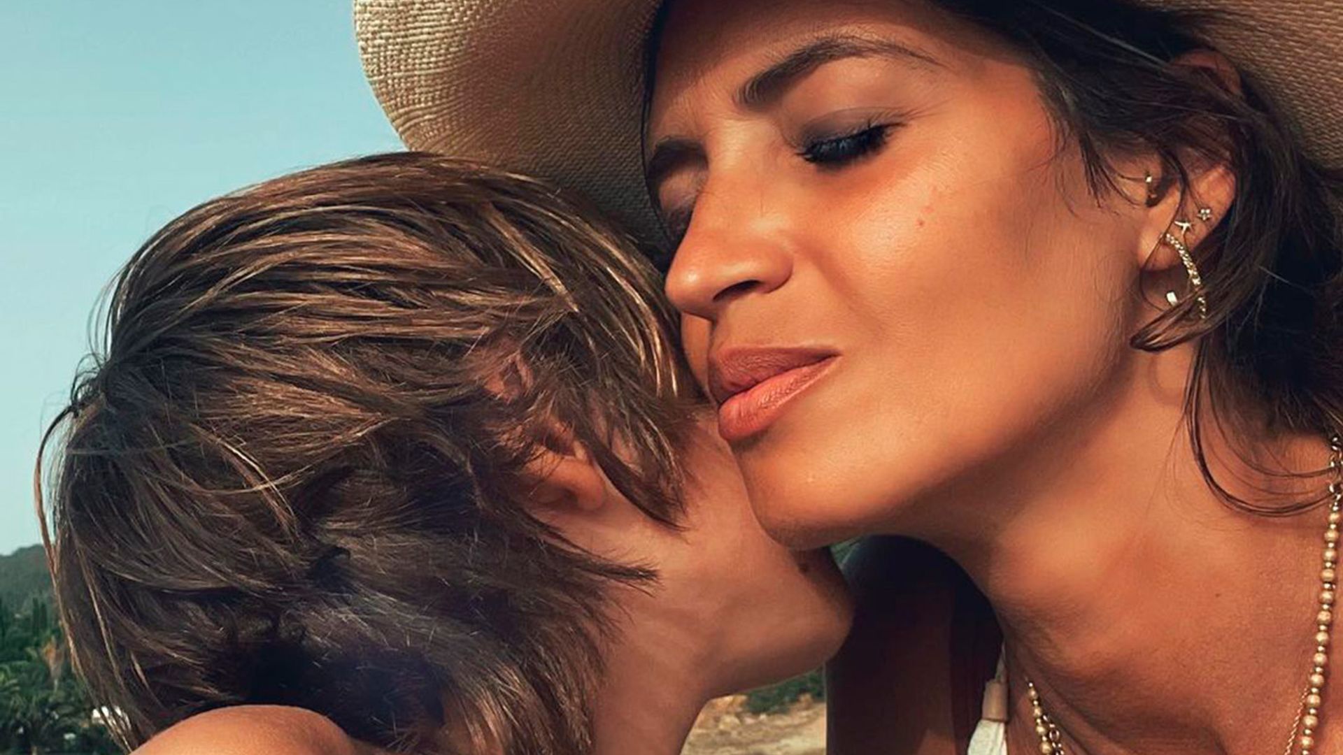 La emotiva felicitación de Sara Carbonero a su hijo Martín recreando una foto antigua junto a él
