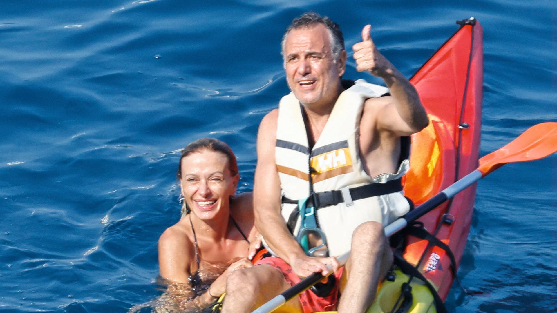 Susanna saludando a su compañero y amigo Roberto Brasero, conocido como el "hombre del tiempo" de "Antena 3", quien estuvo en la boda de la presentadora con Luis Enríquez Nistal.