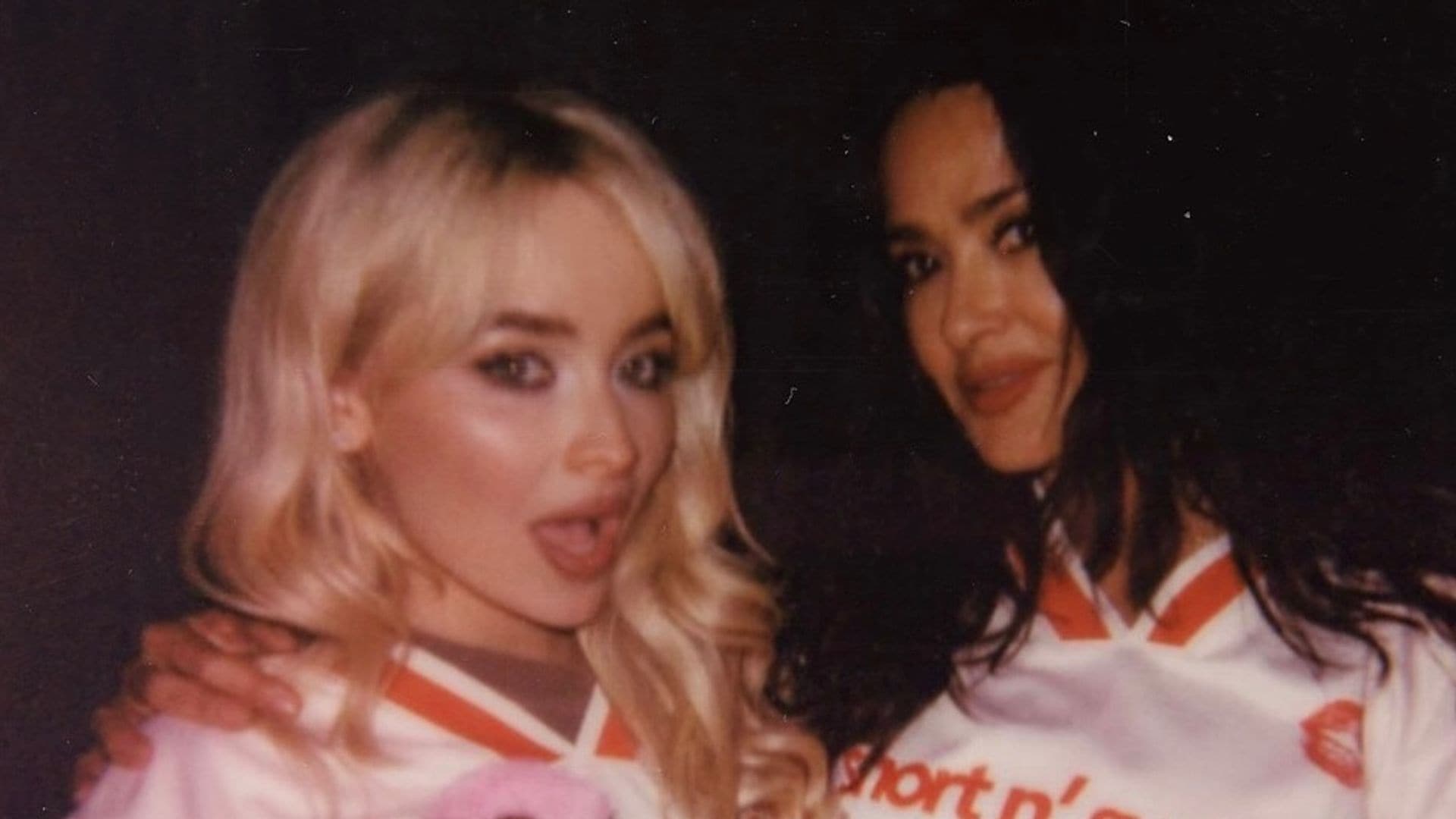 Sabrina Carpenter 'arresta' a Salma Hayek durante su concierto en Londres
