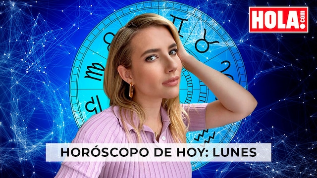 Emma Roberts en primer plano, de fondo la rueda del zodiaco
