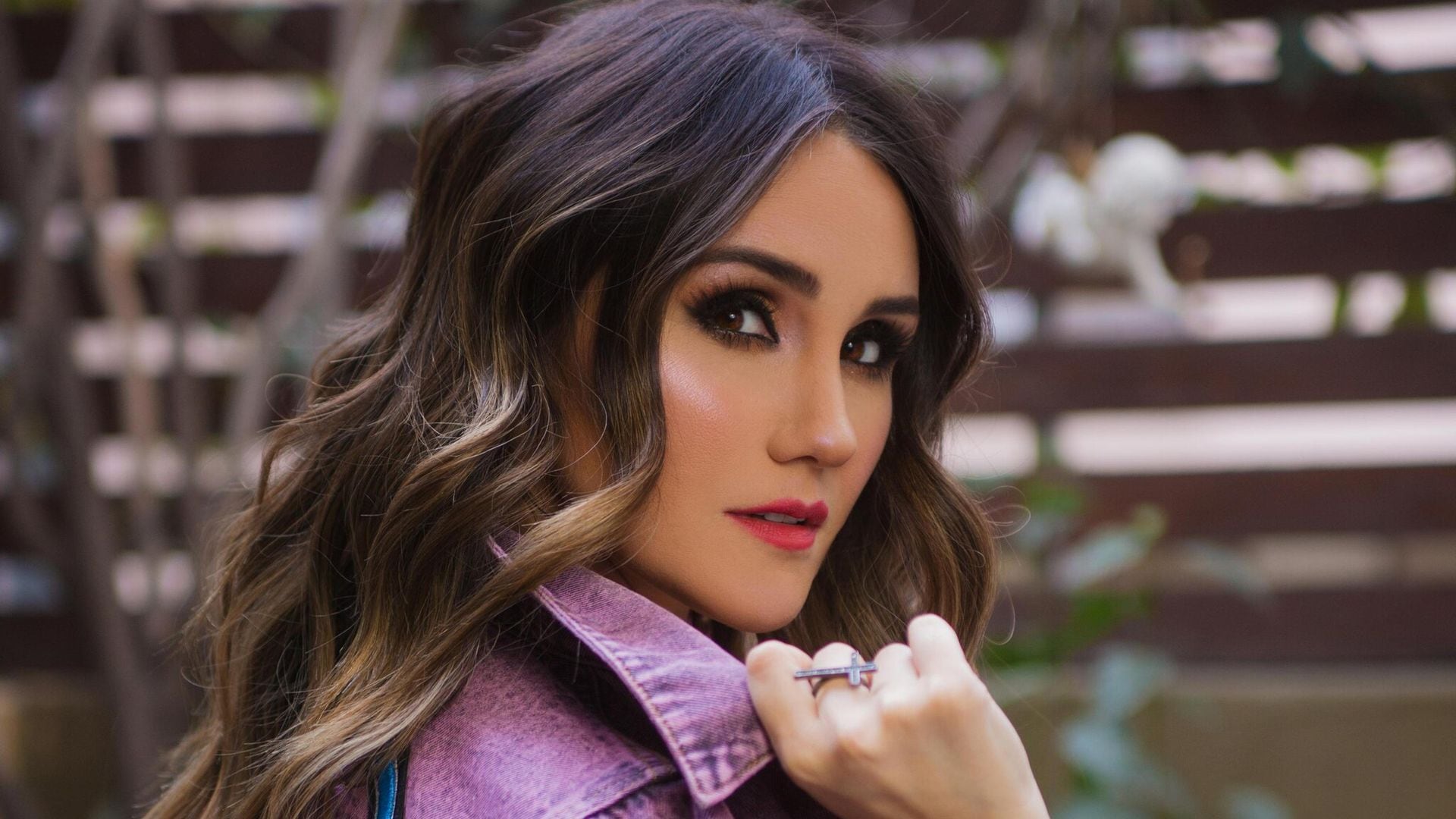 Dulce María en su papel más intrépido para ‘Falsa Identidad’: ‘Tuve que ir a entrenamientos con armas’