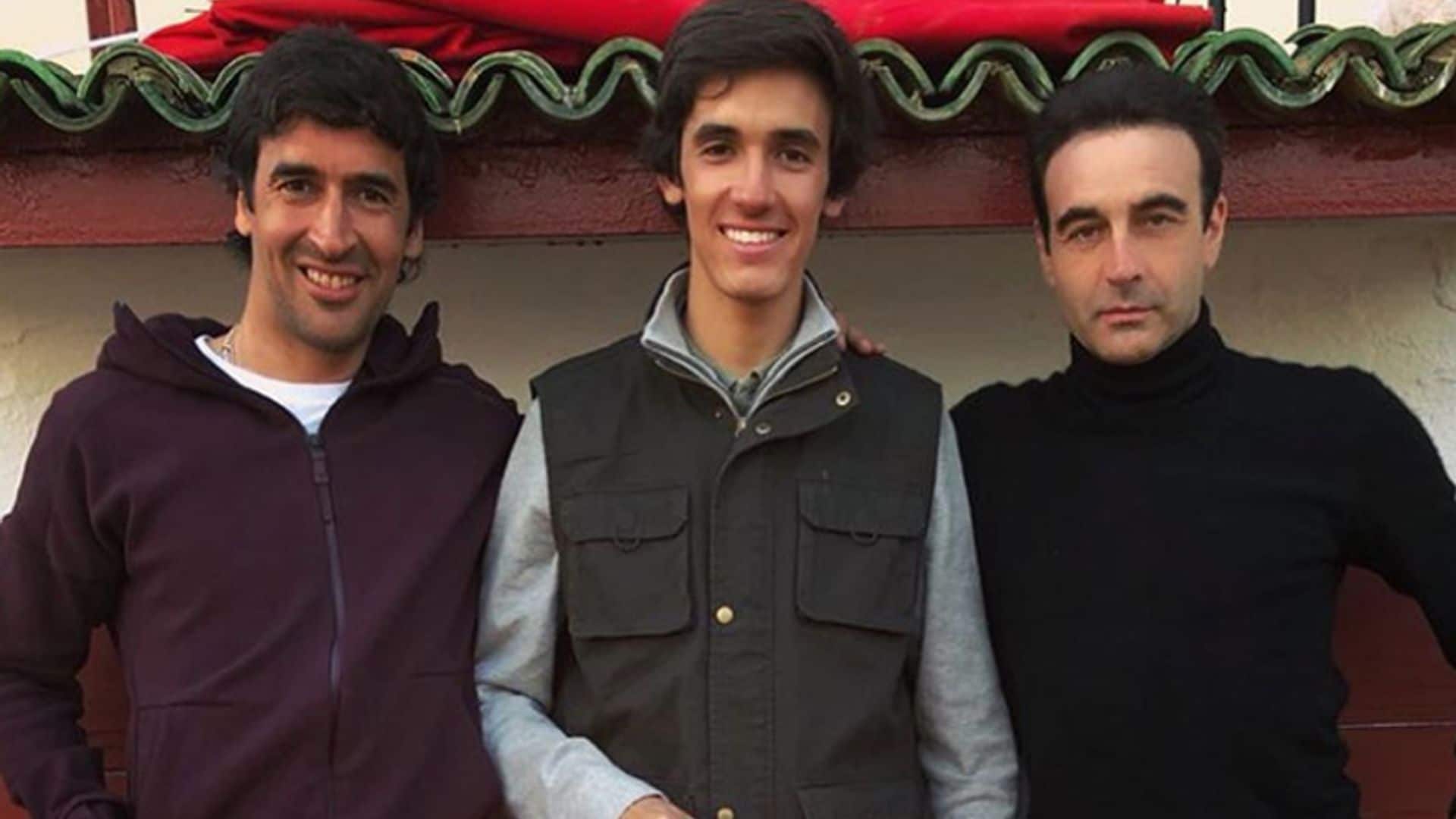 Raúl González torea con su hijo Jorge en la finca de Enrique Ponce