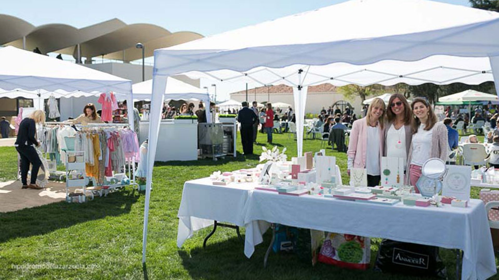 La fundación Intheos participa en el mercadillo solidario del Hipódromo de la Zarzuela