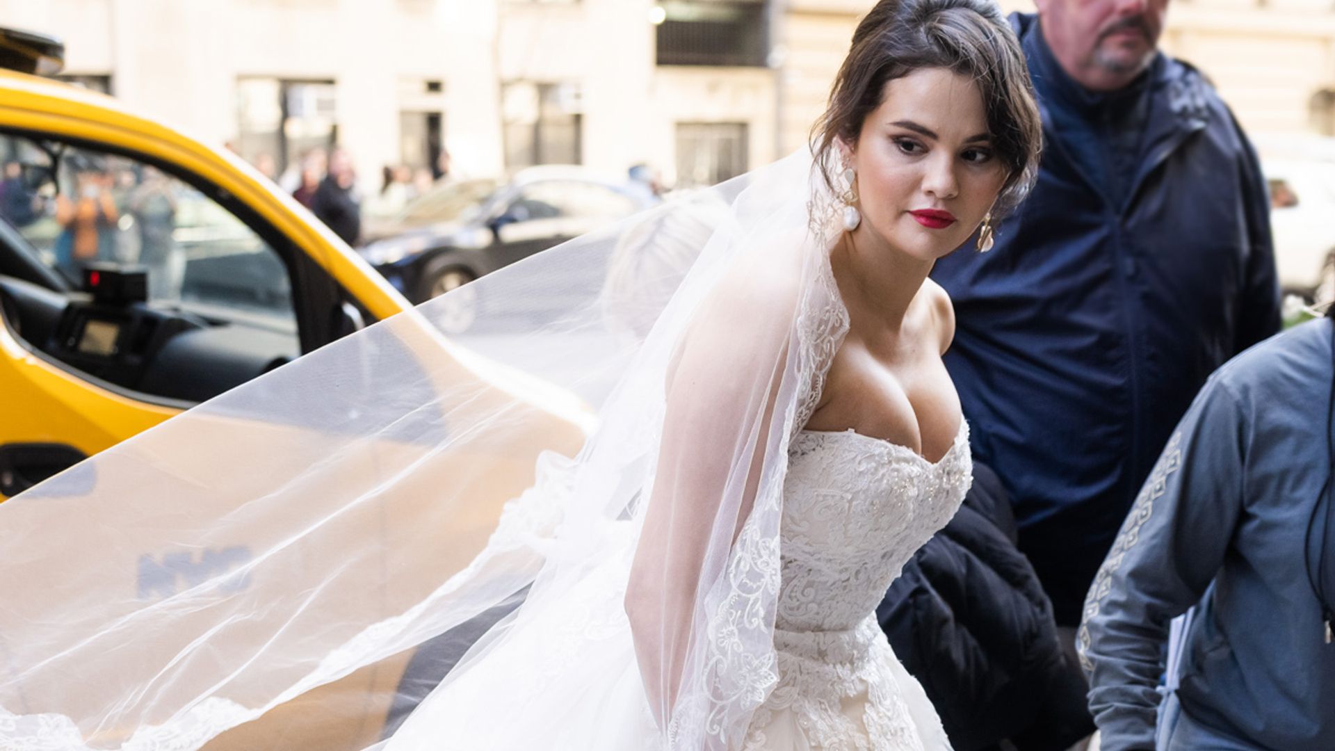 Te contamos por qué Selena Gomez ha aparecido vestida de novia por las calles de Nueva York