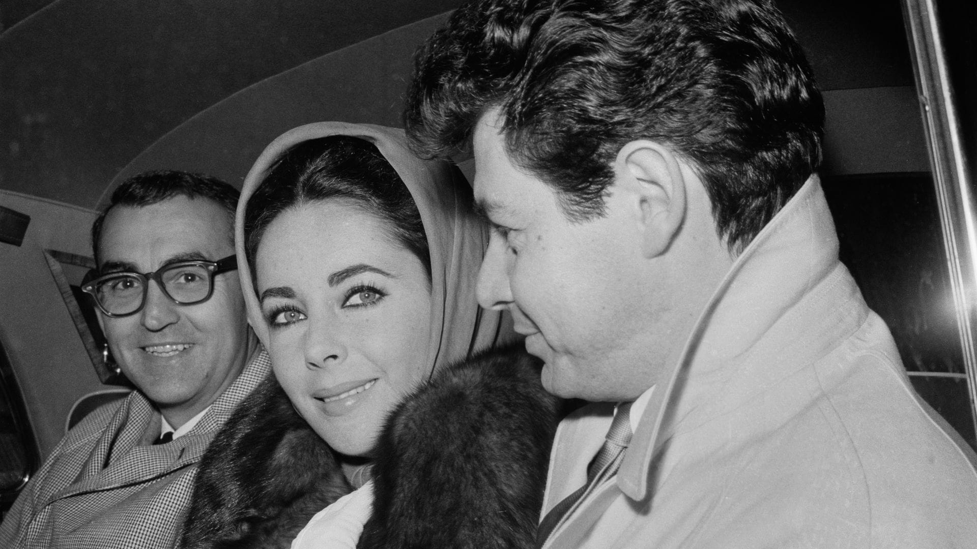 Elizabeth Taylor vista con una estola