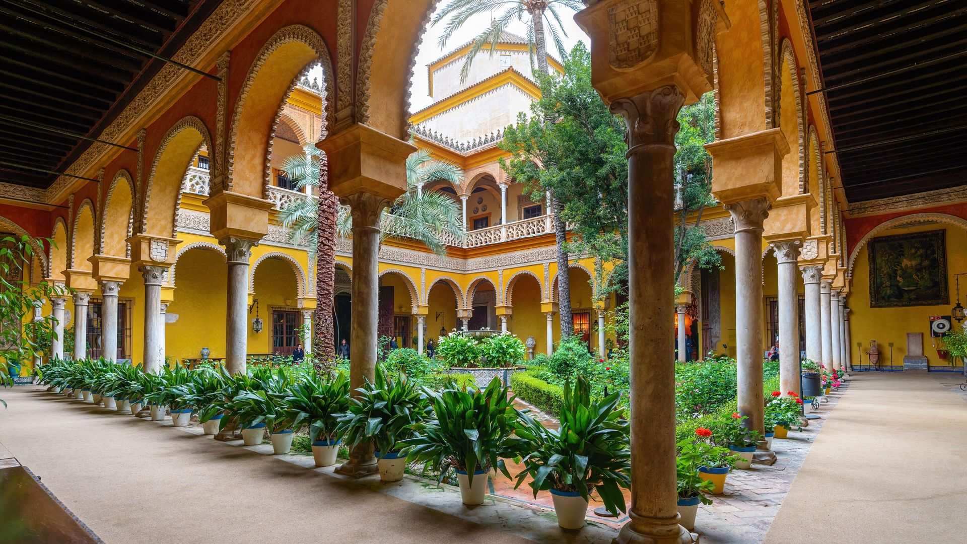 Los secretos mejor guardados del Palacio de Dueñas: jardines, salones históricos y la exposición por el centenario de Cayetana de Alba