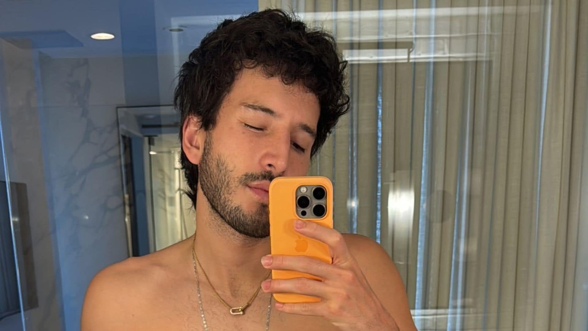 Sebastián Yatra presume de abdominales tras su reciente cambio físico