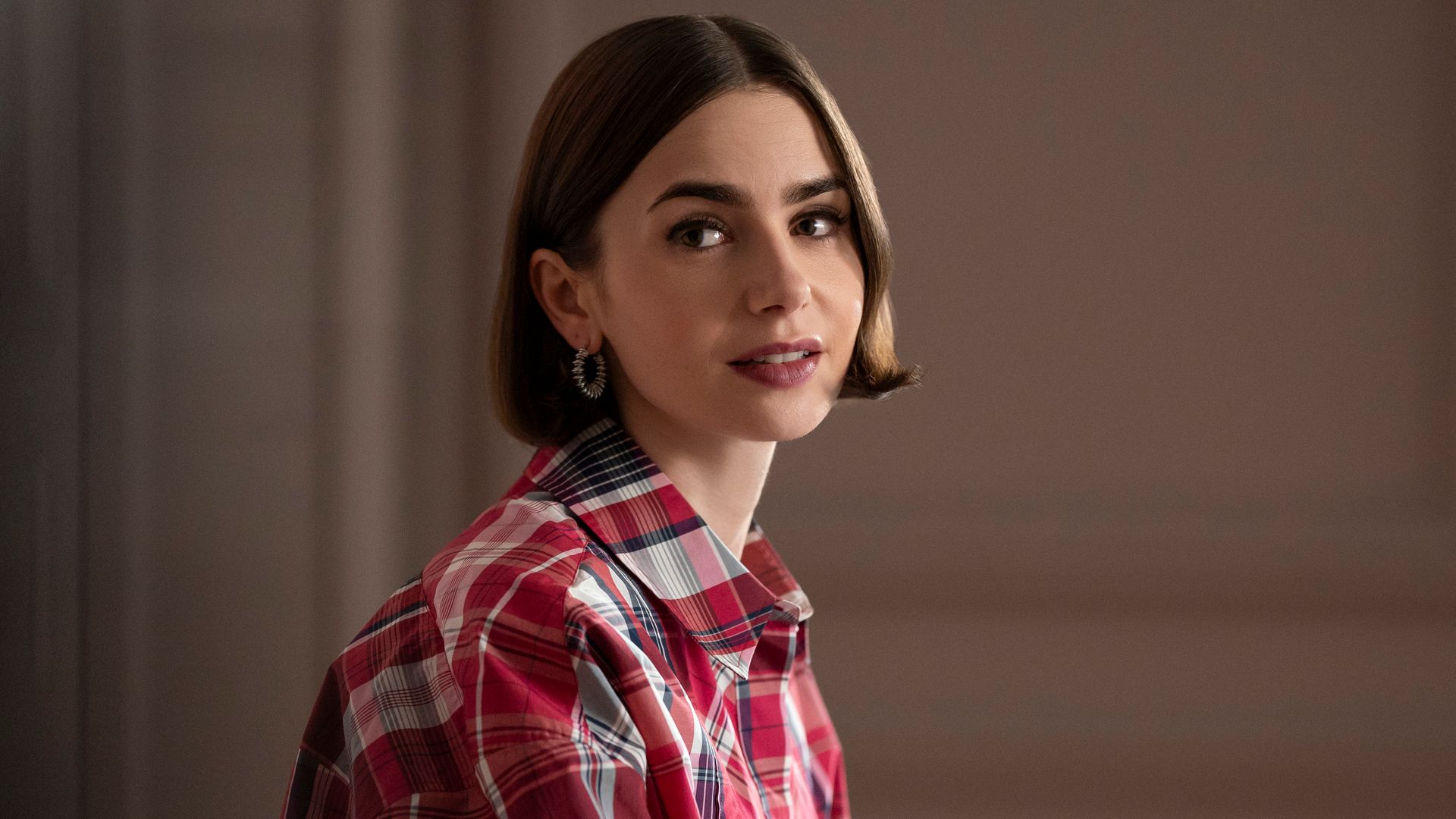 Lily Collins como Emily en 'Emily In Paris', de Netflix.