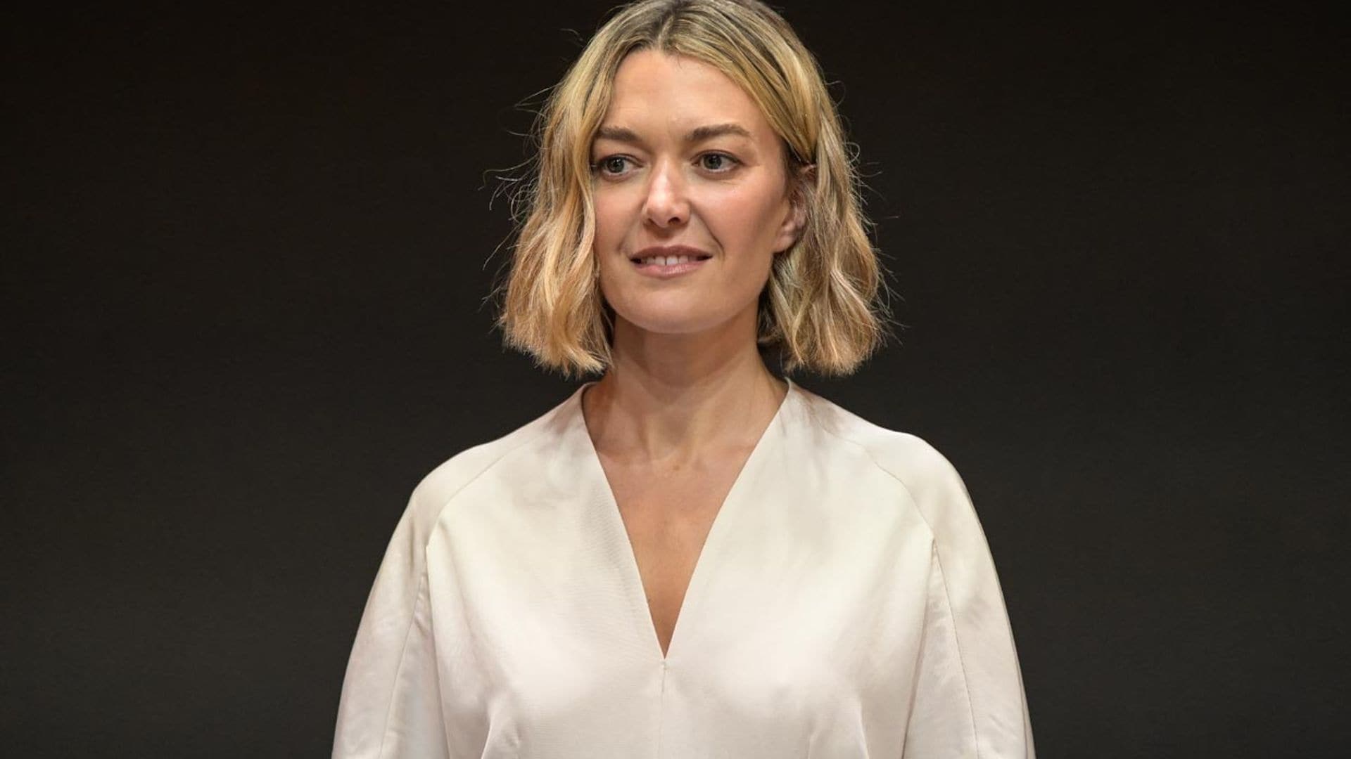 Marta Ortega adelanta el próximo 'best seller' de Zara: el vestido blanco con cinturón de cuero