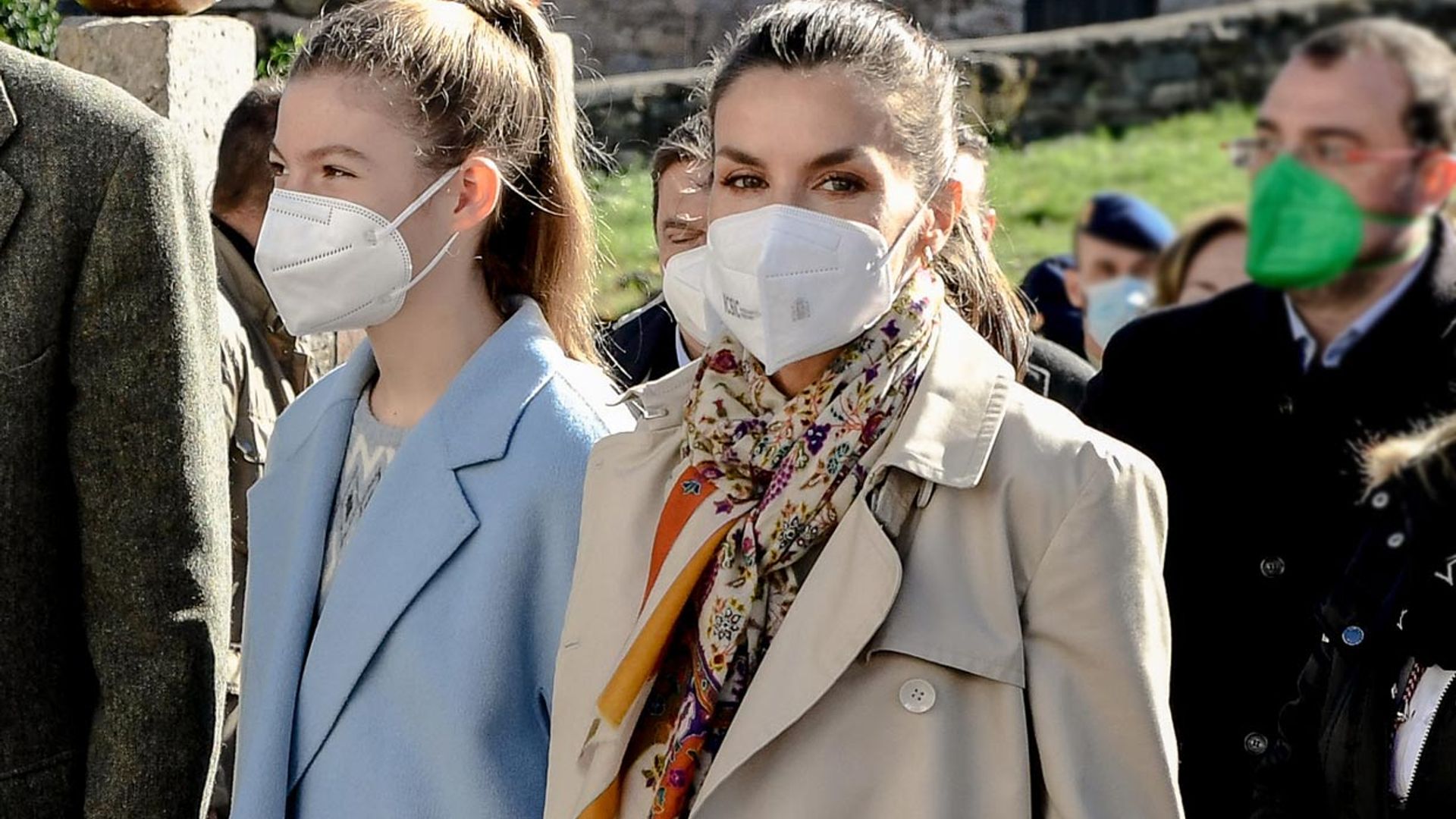 Doña Letizia confía en sus básicos de entretiempo: gabardina y botines moteros
