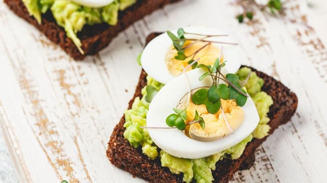 tostadas con huevo aguacate
