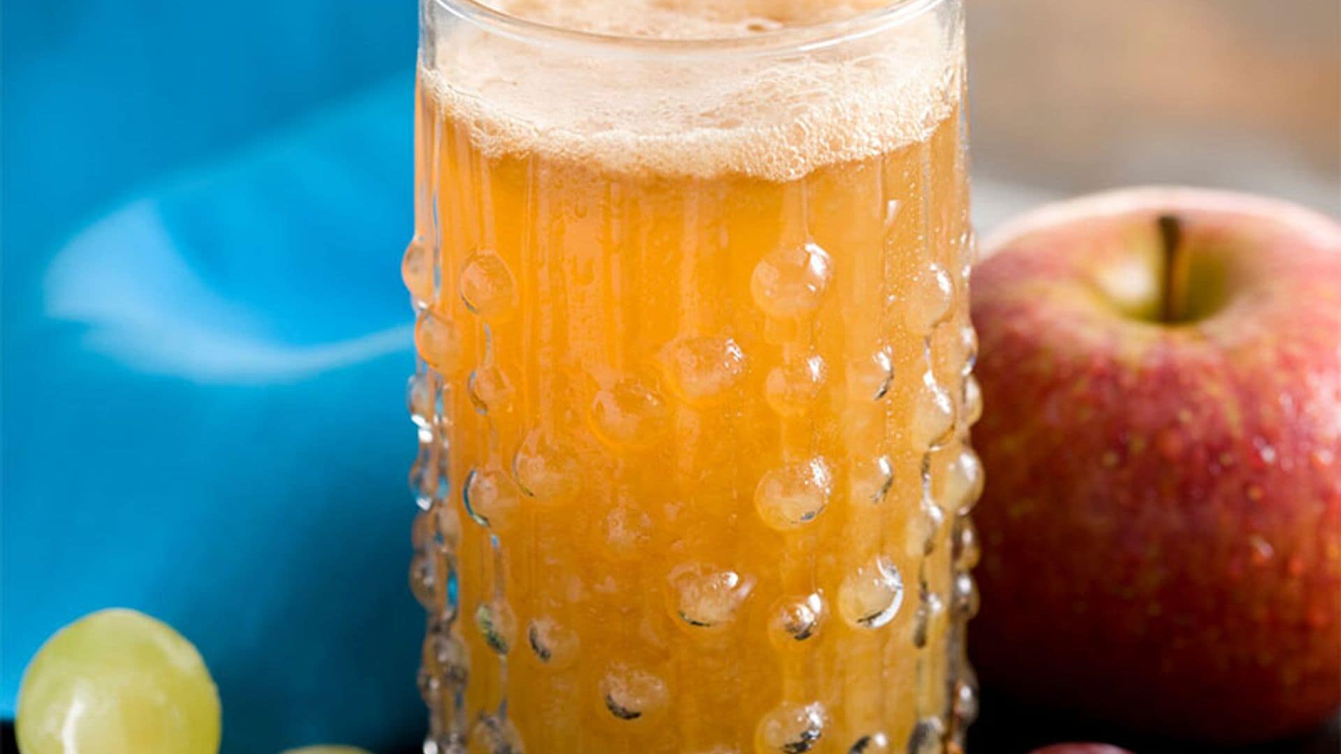 Zumo de uvas, manzana y hierbabuena