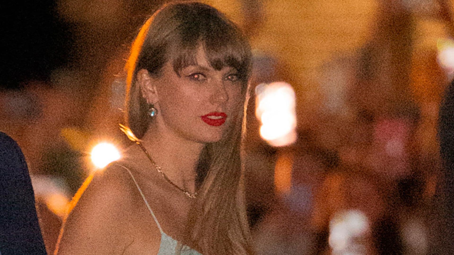 Taylor Swift agota su romántico look de invitada de encaje en la boda de Margaret Qualley