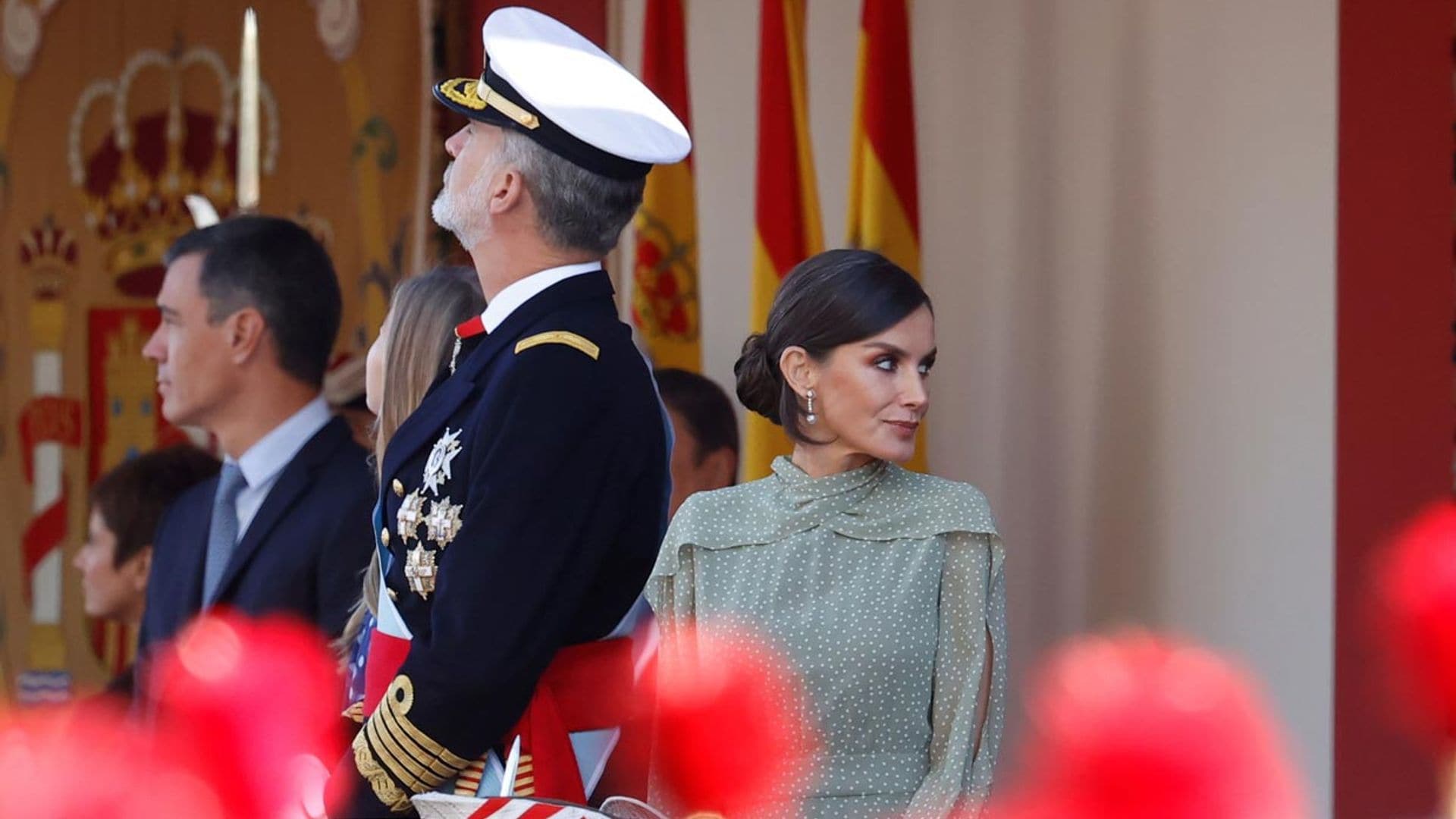 Doña Letizia sorprende con un vestido sevillano de microlunares y mangas 'cut-out'