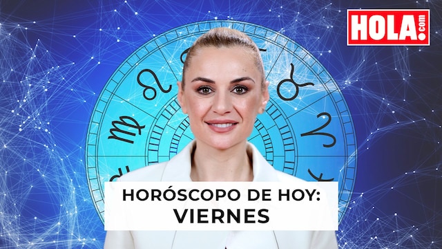 Miren Ibarguren en primer plano, de fondo la rueda del zodiaco