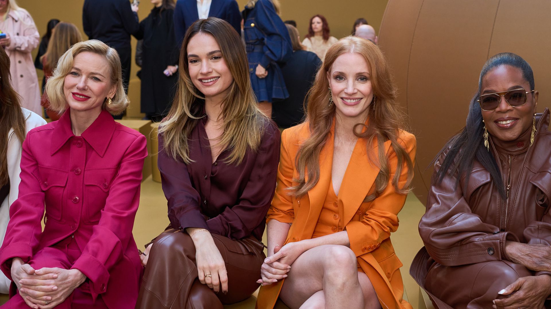 Blanca Suárez conquista París: el look con vaqueros acampanados y chaqueta burdeos que querrás copiar