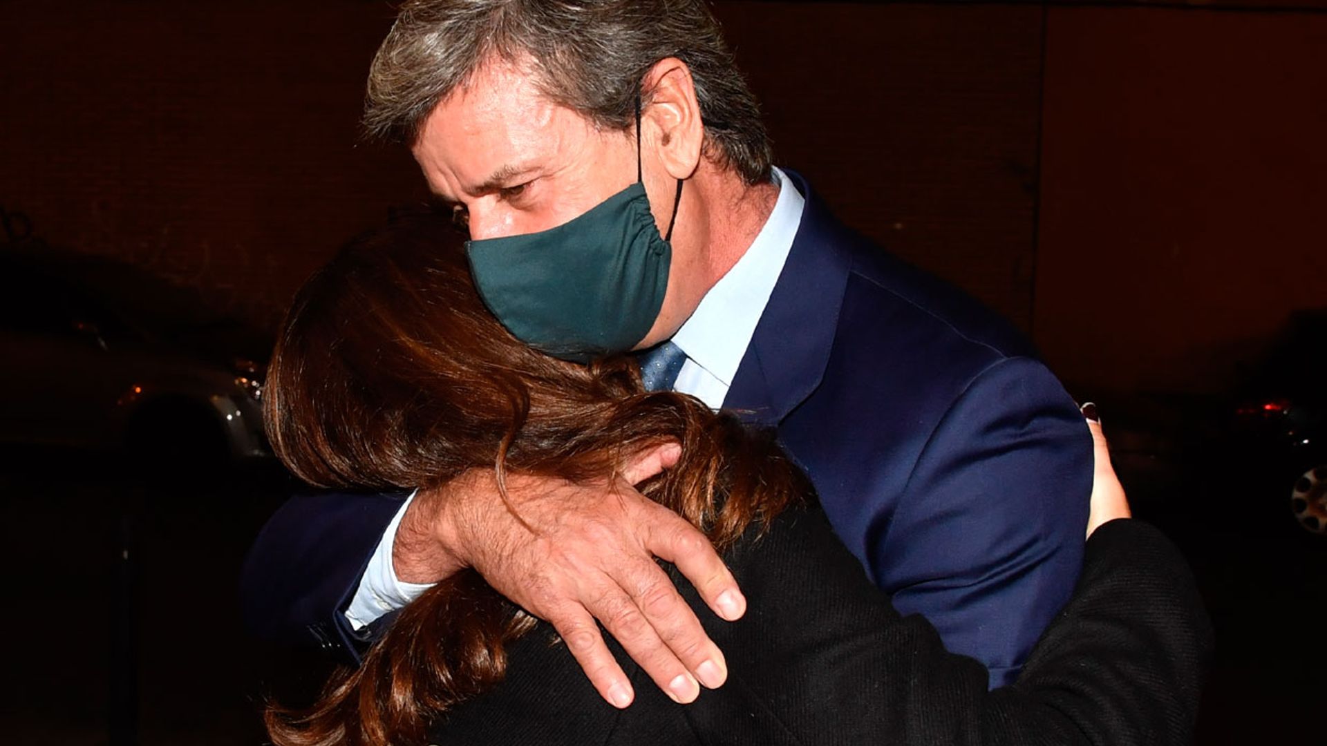 El abrazo entre Cayetano Martínez de Irujo y su sobrina Cayetana Rivera en la misa homenaje a la duquesa de Alba