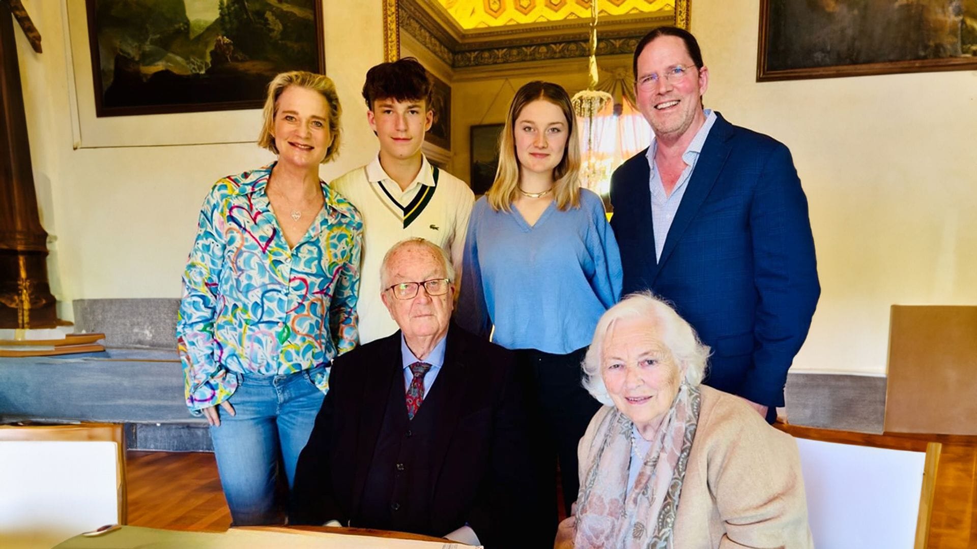 El rey Alberto de Bélgica posa por primera vez con sus nietos Joséphine y Oscar, hijos de su hija Delphine