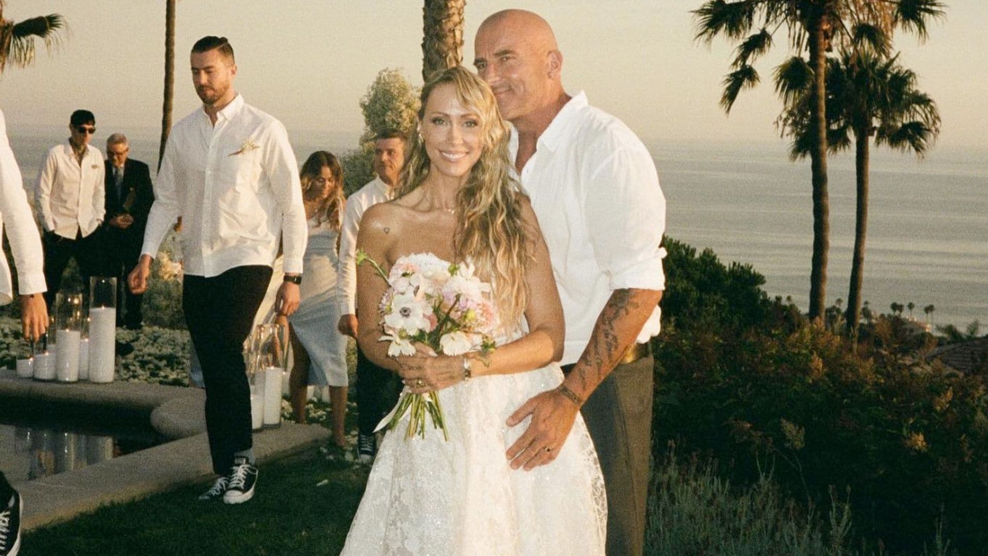 Los dos vestidos de novia de Tish Cyrus: un diseño romántico y un 'slip dress' con drapeados