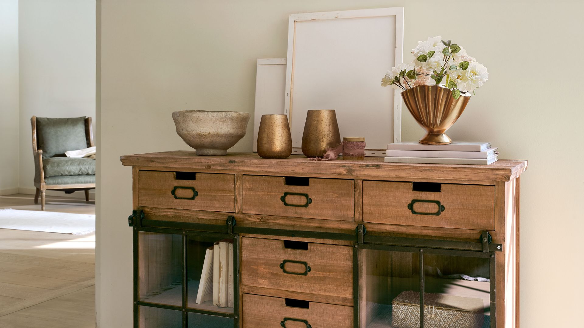 Aparador de madera con puertas de cristal y cajones