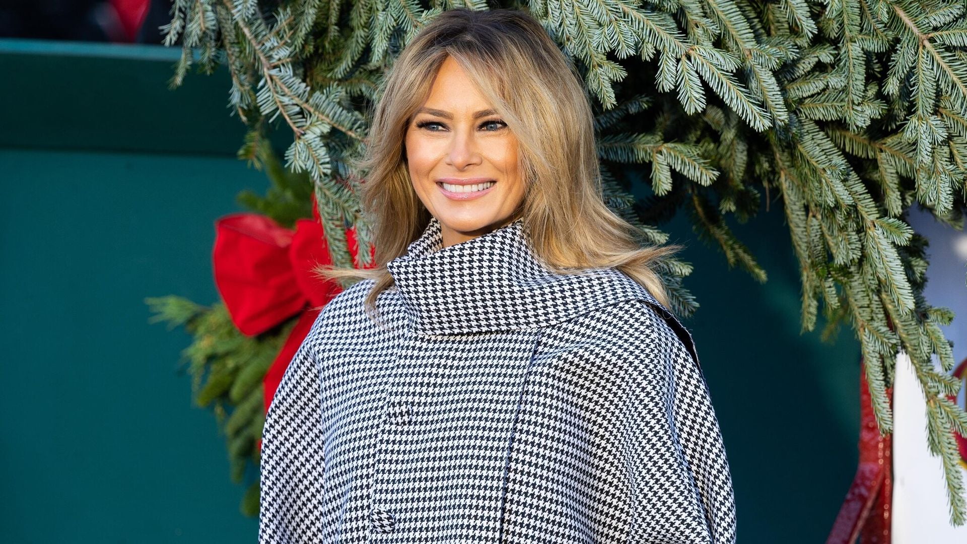 Con un look espectacular, Melania Trump recibe su último árbol de Navidad en la Casa Blanca