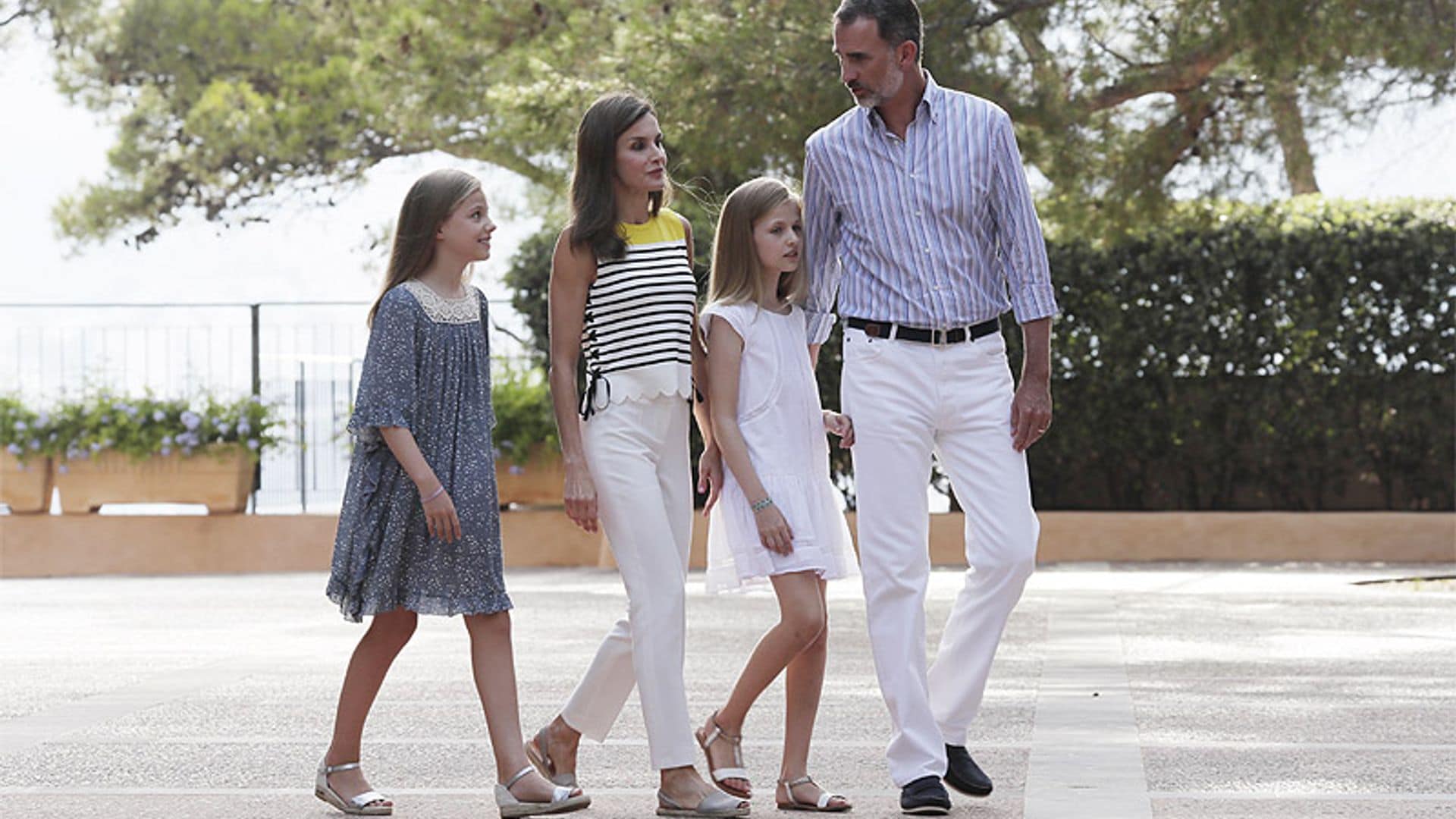 Los Reyes y sus hijas inauguran el verano con el tradicional posado en el Palacio de Marivent