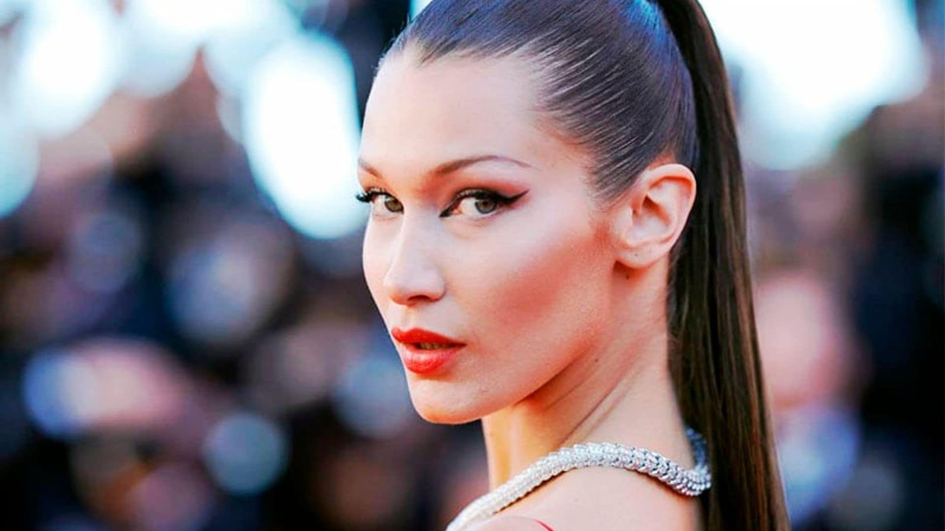 ¿Eliminar las arrugas con tu peinado? Ese es el gran secreto de Bella Hadid