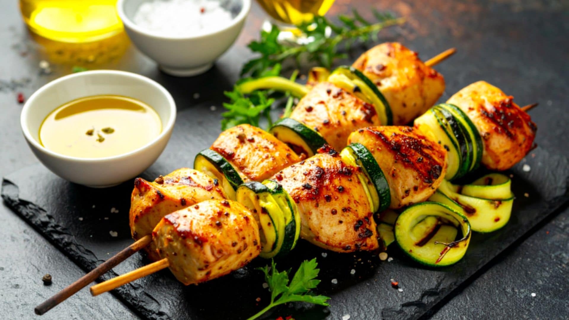 Brochetas de pollo y calabacín