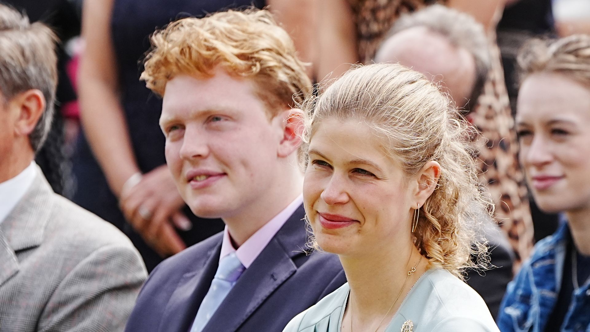 Lady Louise Windsor con su novio, Felix da Silva-Clamp, escuchan al príncipe Eduardo, duque de Edimburgo, mientras pronuncia un discurso durante la recepción de jóvenes de toda Escocia y el norte de Inglaterra con motivo de la celebración de los premios Gold Award en el Palacio de Holyroodhouse, el 3 de julio de 2026 en Edimburgo, Escocia