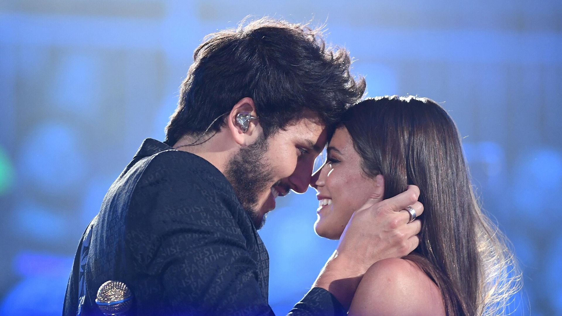 Sebastián Yatra y Tini Stoessel viven su amor en el escenario