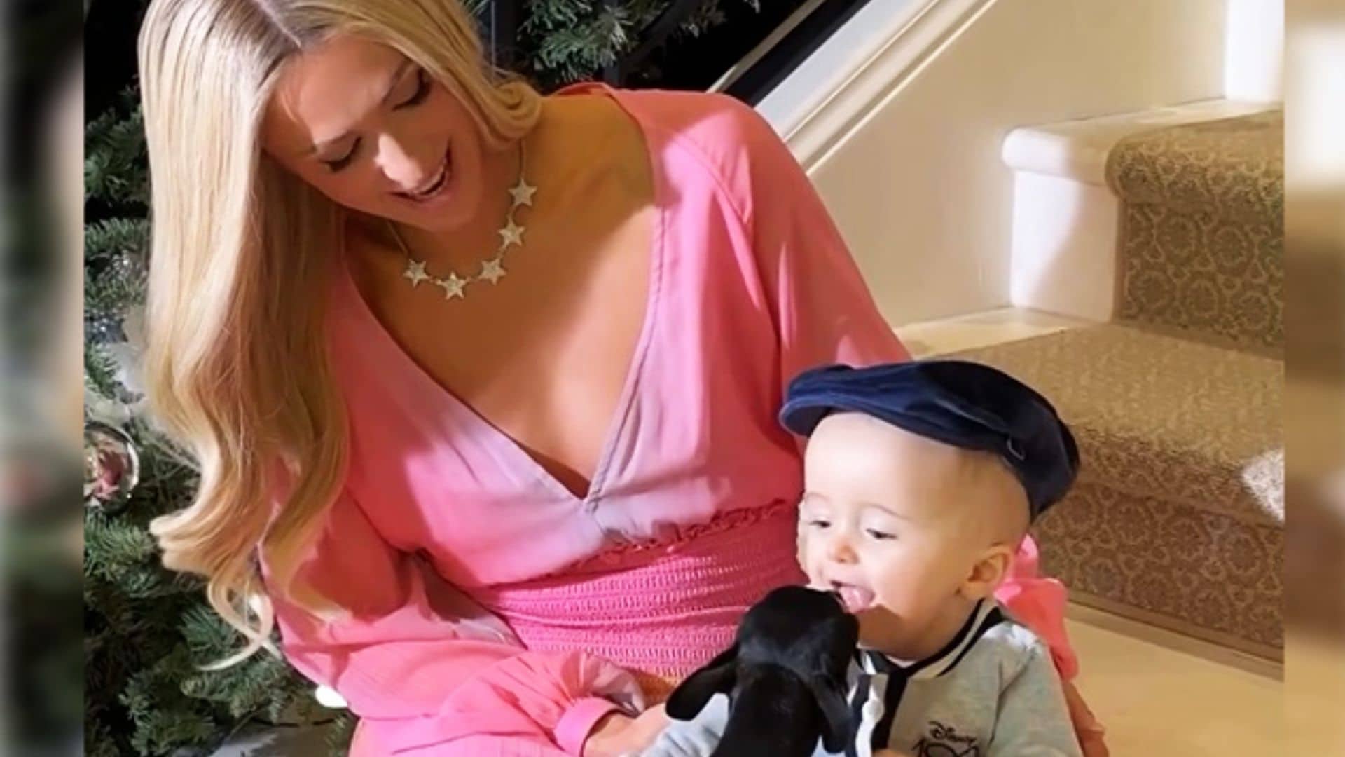 El vídeo más divertido de Phoenix, el hijo mayor de Paris Hilton, ¡comiéndose a besos a su chiguagua 'Diamond Baby'!