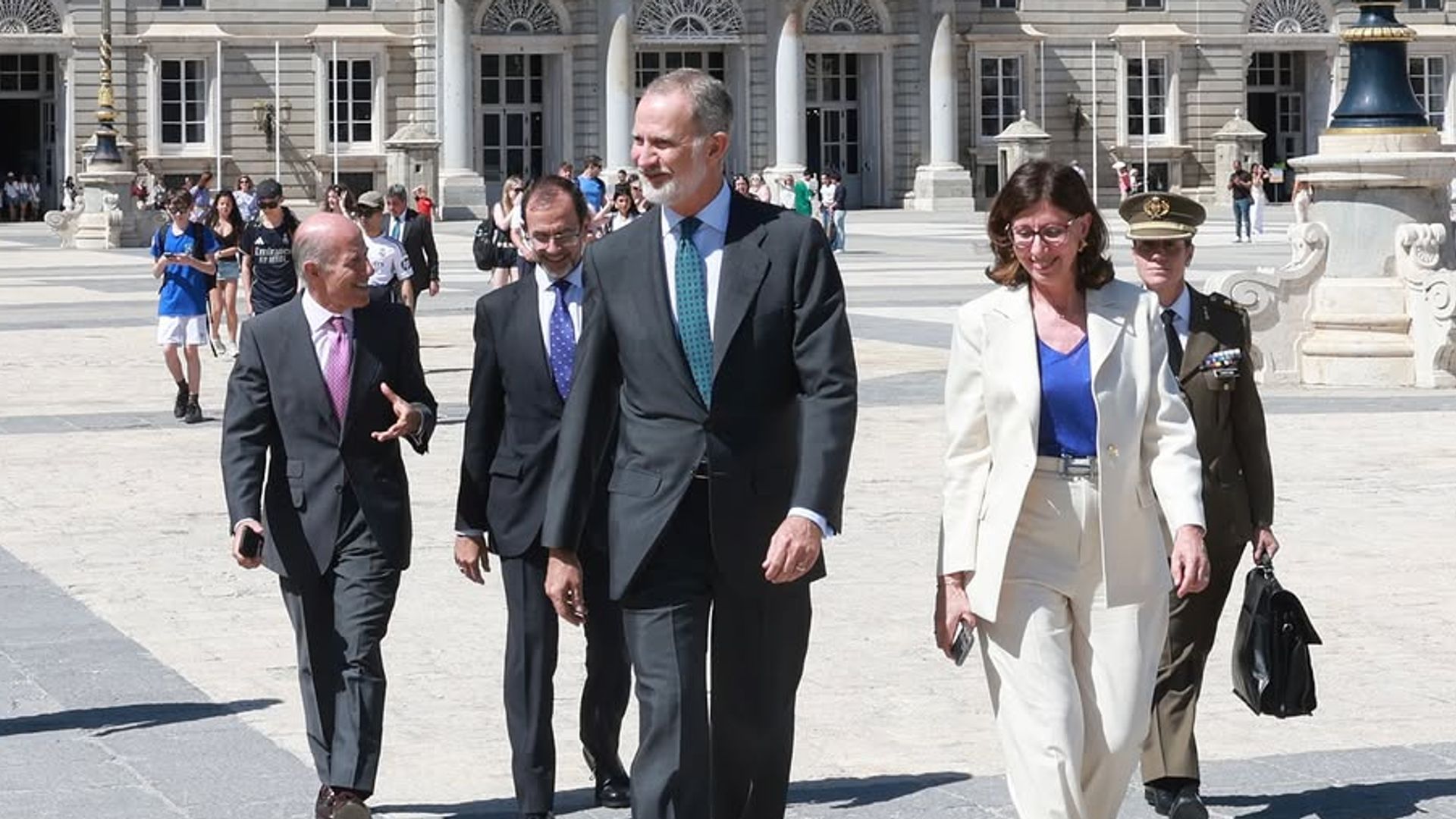 El rey Felipe VI cruza el Patio de la Armería del Palacio Real de Madrid