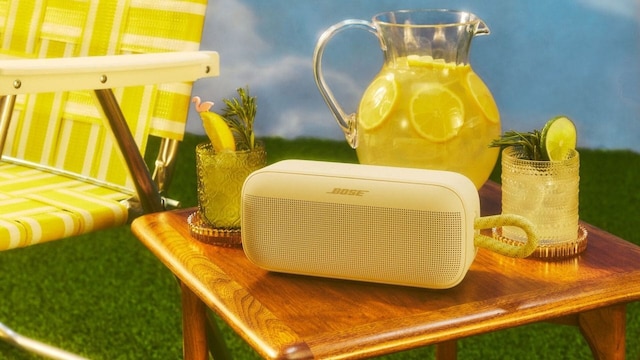 Un altavoz Bose en una mesa junto a limonada