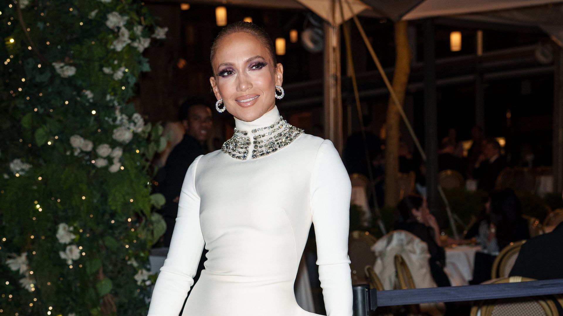 Jennifer Lopez sorprende con un 'look' brillante de inspiración nupcial en Nueva York