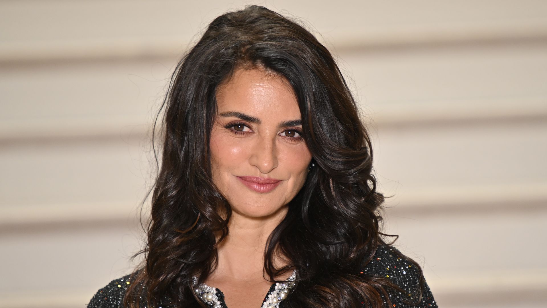 Penélope Cruz deslumbra con un icónico traje de 'tweed' entre las invitadas al desfile de Alta Costura de Chanel