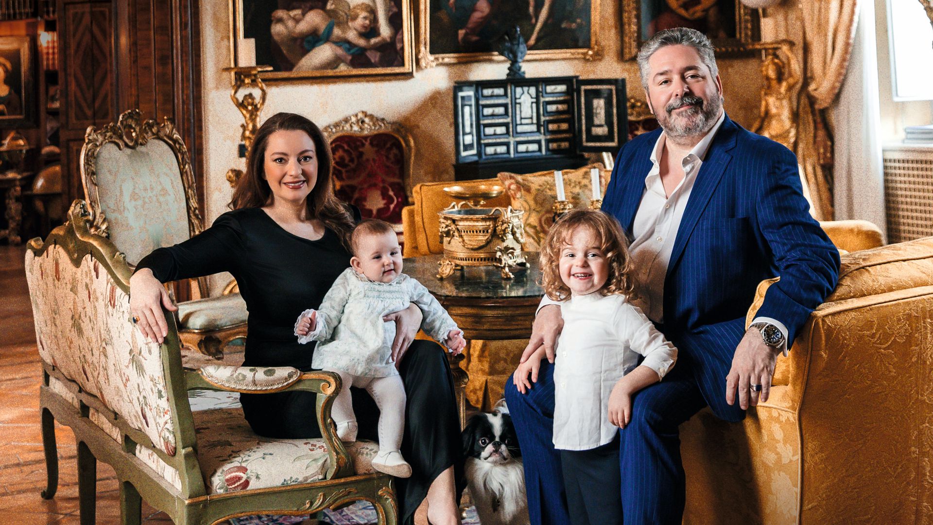 HOLA + El Gran Duque Jorge Románov de Rusia heredero de una dinastía de leyenda, nos recibe con su mujer, Victoria, y sus hijos, en su histórico “palazzo” del siglo XVI, en Roma