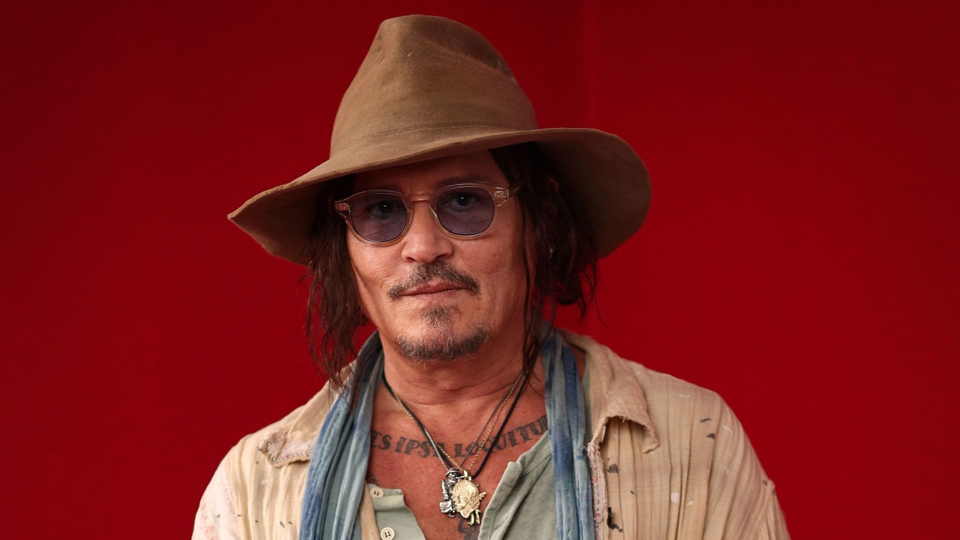 Johnny Depp, irreconocible en su nueva faceta de 'zorro plateado': así es su impactante transformación