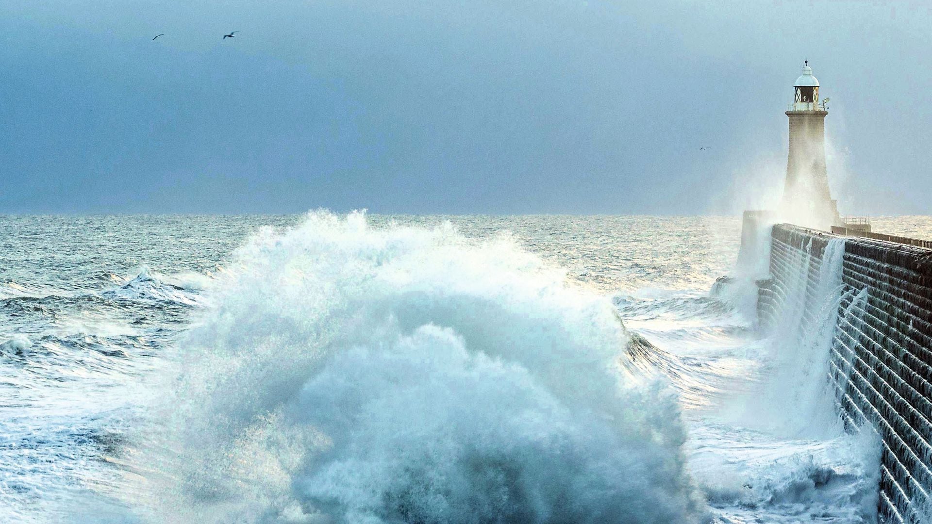 Agujeros acuáticos y faros solitarios: el mar nos ofrece muchas historias