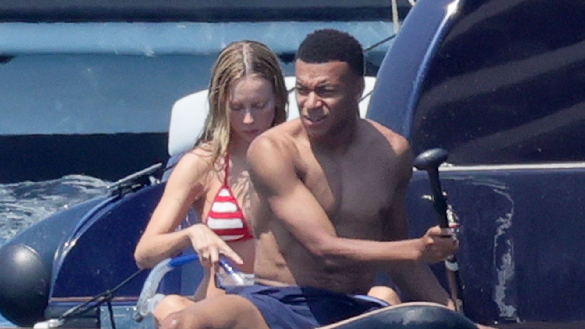 Kylian Mbappé y Ester Expósito, frente a la costa de Cerdeña.