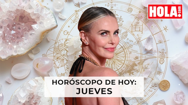 Charlize Theron con la rueda del zodiaco detrás 