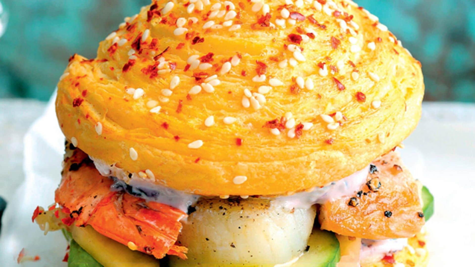 Hamburguesa hojaldrada de mariscos con mayonesa de arándanos