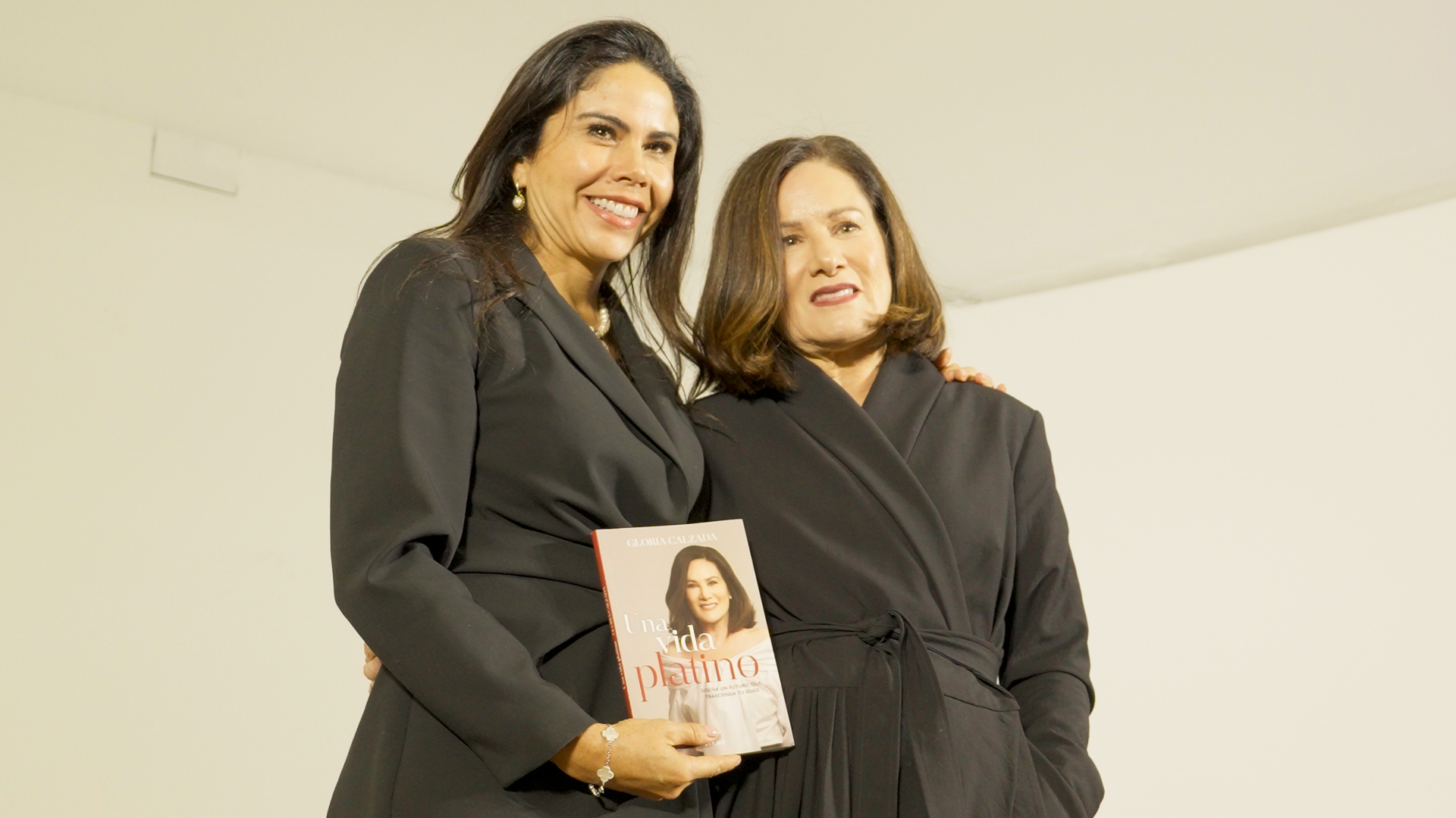 Paola Rojas y Gloria Calzada 