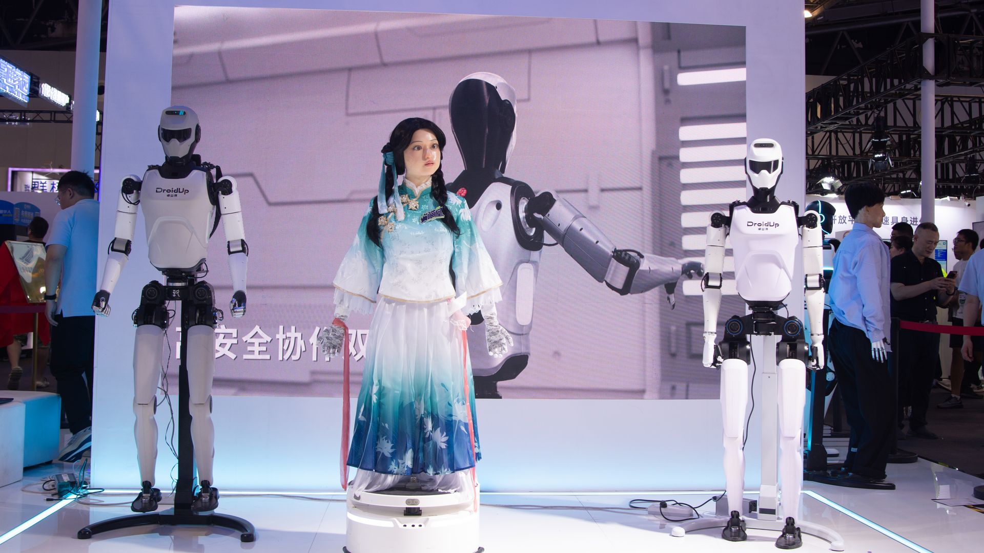 Inquietante y real: el robot de IA que sonríe, camina y mantiene contacto visual