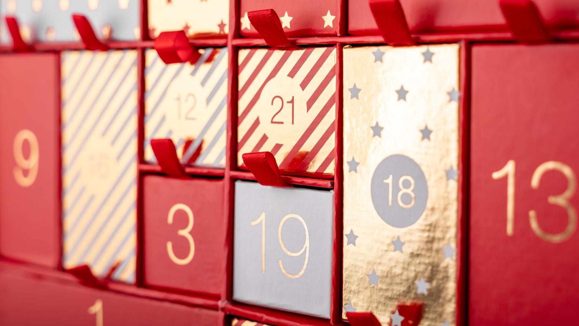 Plano corto de calendario de adviento con cajitas numeradas