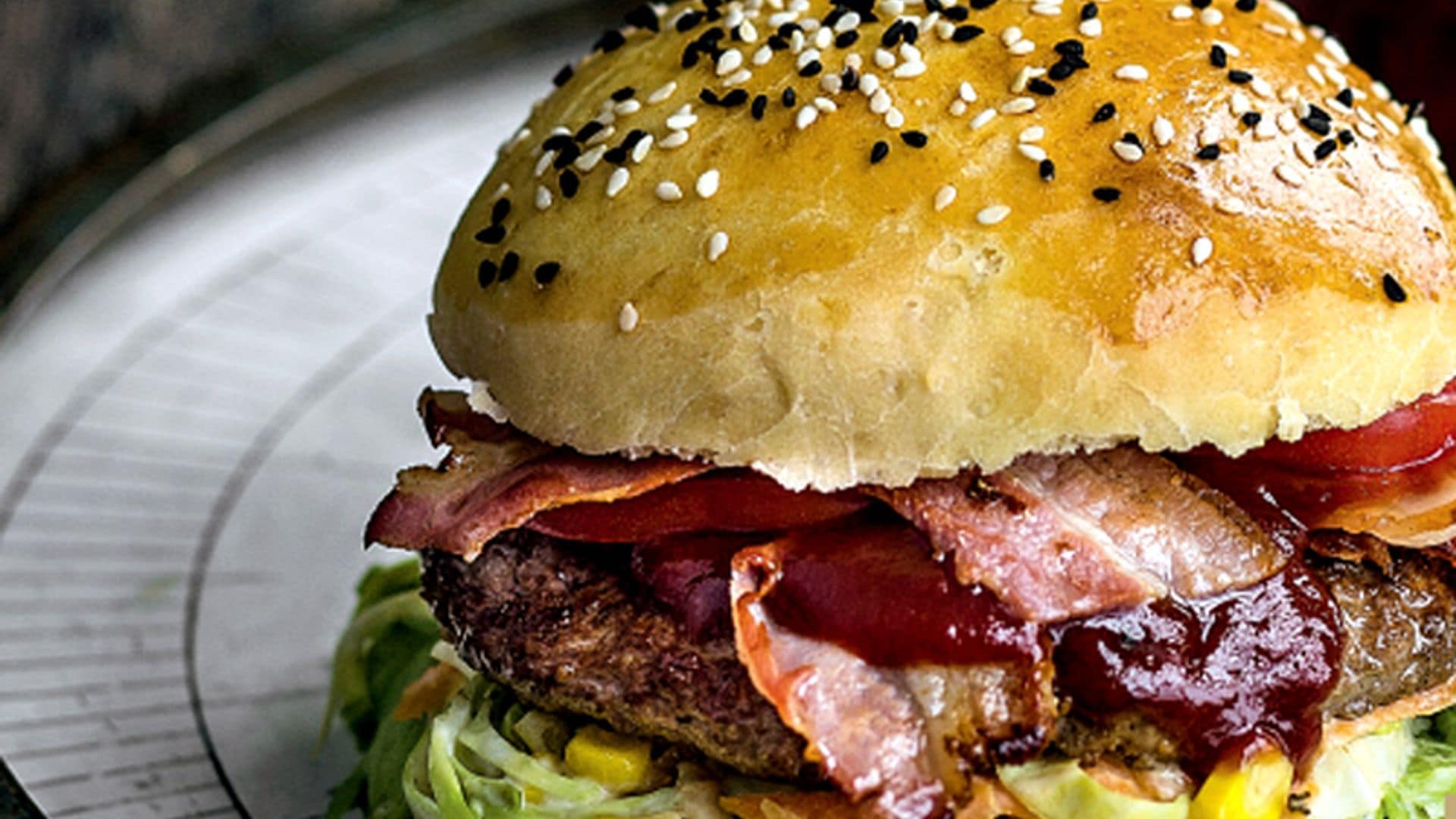 Hamburguesa de ternera y beicon con salsa barbacoa