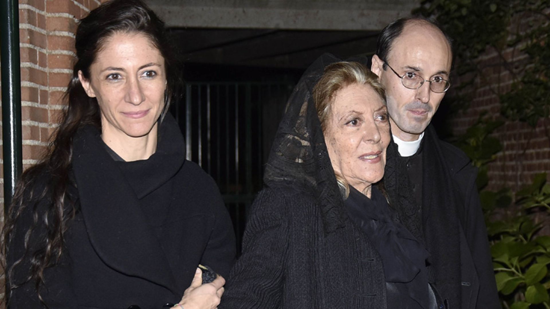 Pitita Ridruejo, de riguroso luto y muy afectada, despide a su marido Mike Stilianopoulos