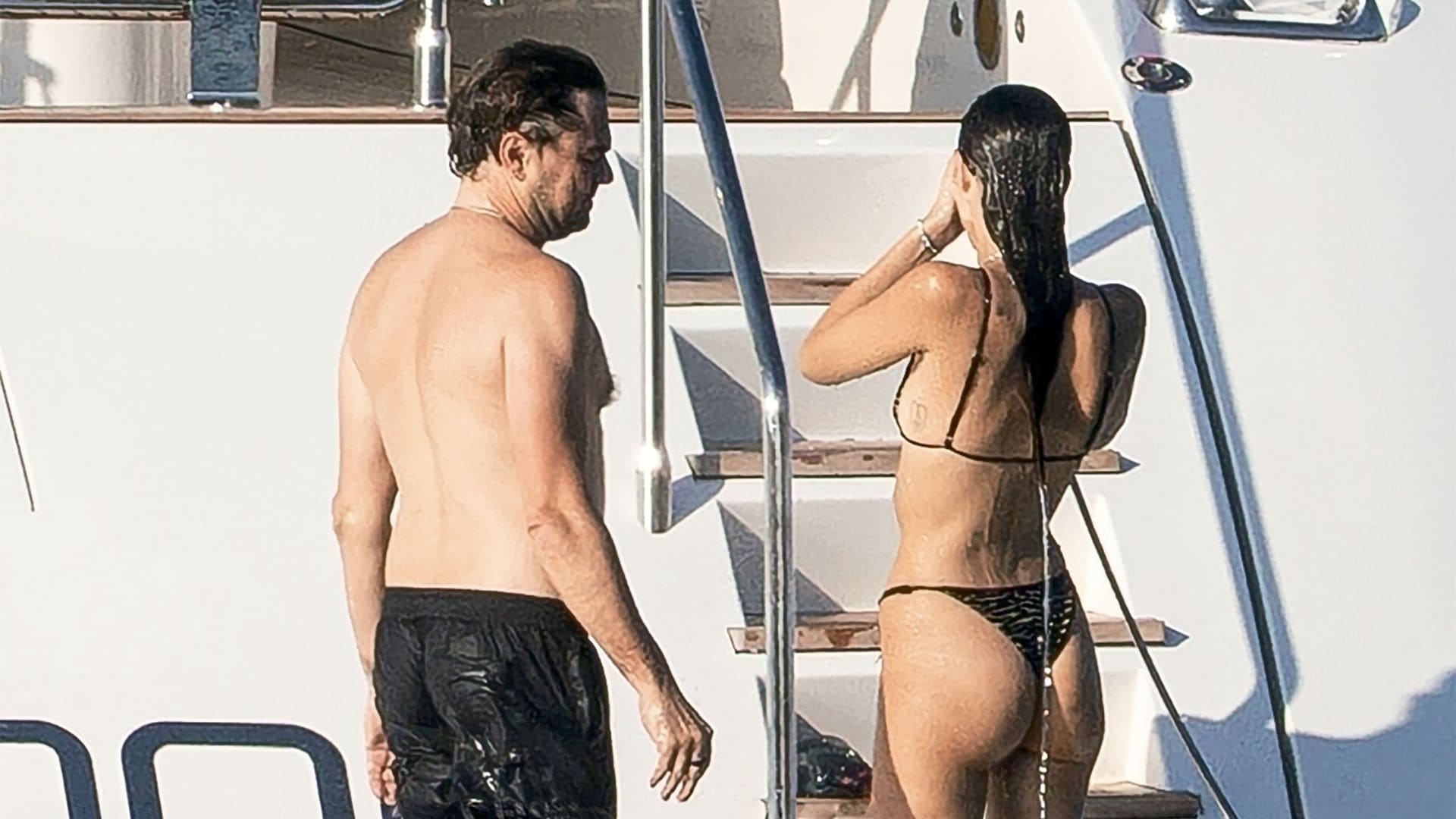 En estas imágenes, ambos disfrutan de una escapada romántica, navegando por aguas mediterráneas