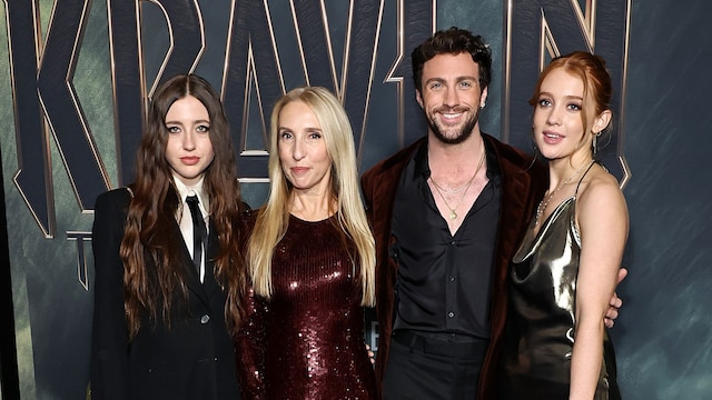 Aaron Taylor-Johnson con su mujer Sam y sus hijas mayores Angelica Jopling, de 27 años, y Jessie Phoenix, de 18, en estreno de 'Kraven, el cazador' en Nueva York